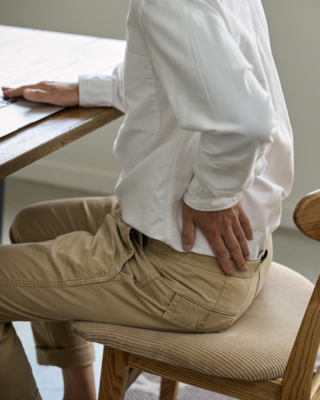 πόνος στη μέση man in back pain while sitting