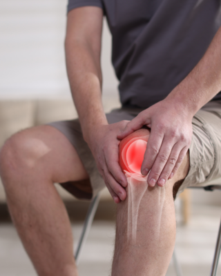 μετατραυματική αρθρίτιδα man with knee arthritis