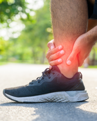 χρόνια αστάθεια αστραγάλου man in ankle pain