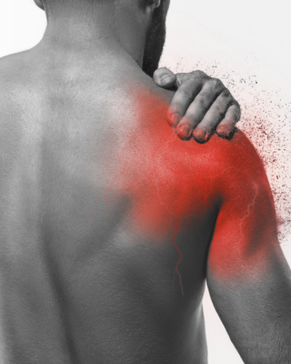 τενοντοπάθεια υπερακανθίου  man in shoulder pain