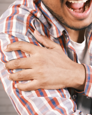 ρήξη υπερακάνθιου man in shoulder pain
