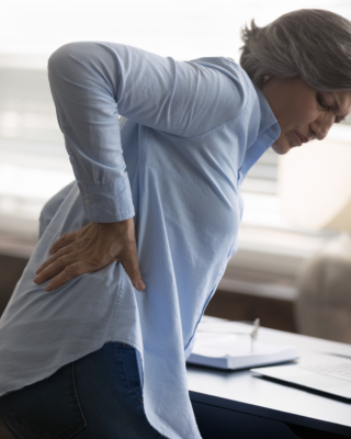 οσφυαλγία woman in back pain