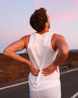 σπονδυλολίσθηση man in back pain