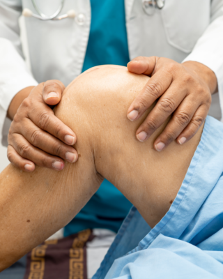 πόνος στην έσω πλευρά του γόνατος knee examination by doctor