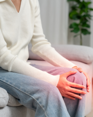 επέμβαση στο γόνατο woman with knee pain