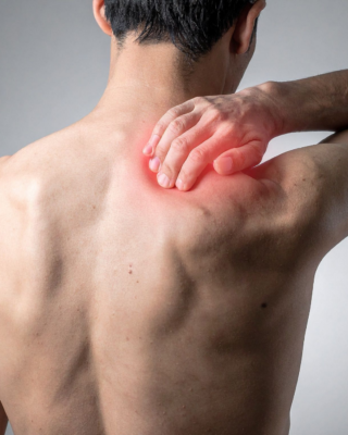 παγωμένος ώμος man in shoulder pain