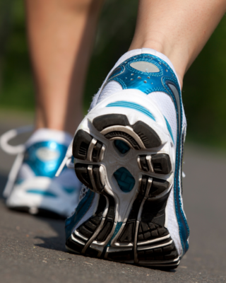 ραιβοποδία στους ενήλικες person walking